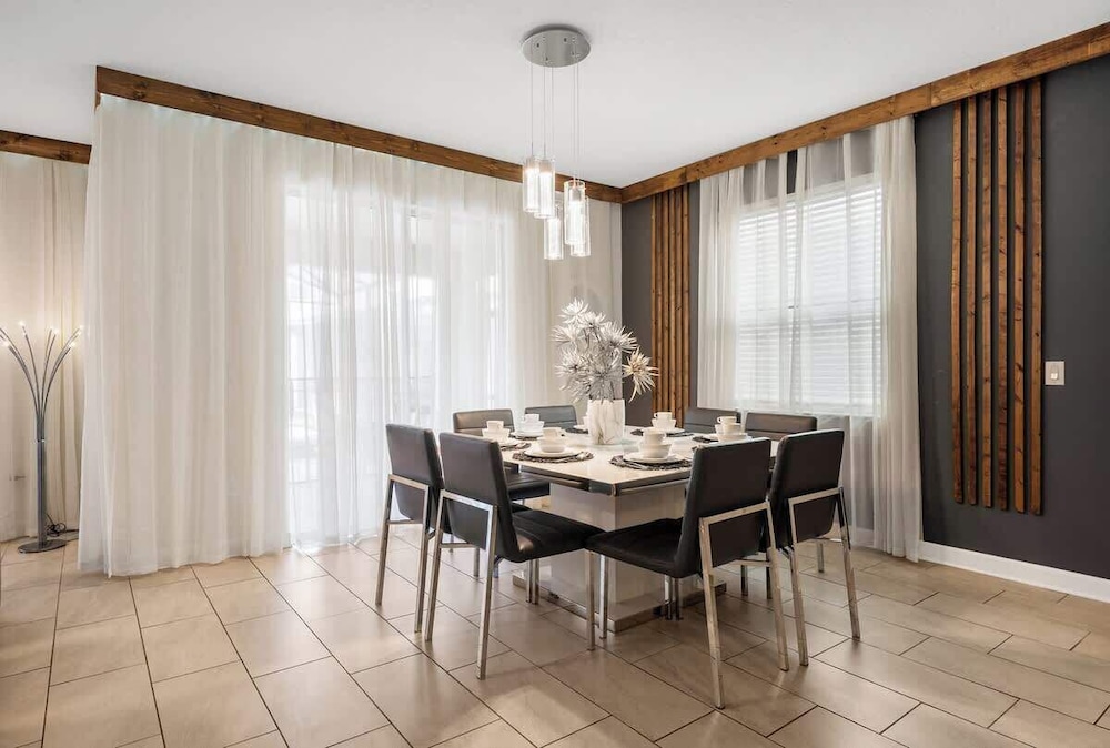 Sophisticated 6BR at Storey Lake