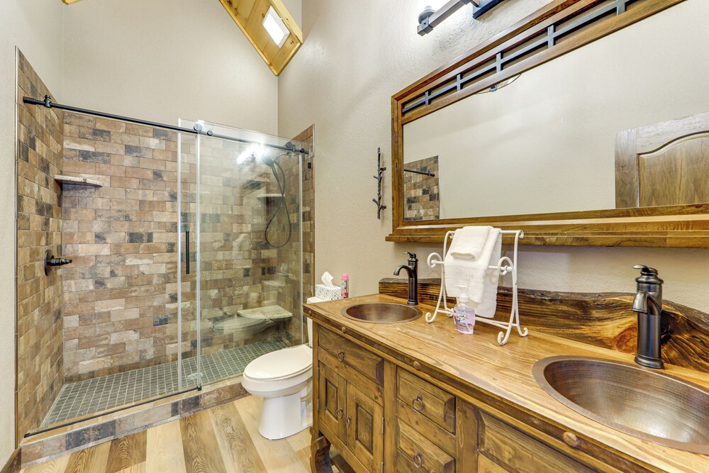 Riverfront Cabin w/ Mtn Views in Robbinsville