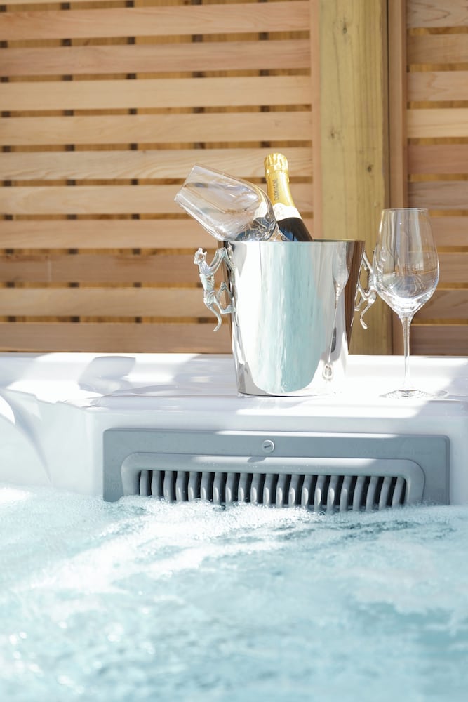 Stylish House in Perth-hot Tub-garden-sleeps 6