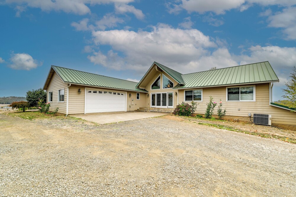 Vineyard Farmhouse in Oakland w/ Hot Tub!