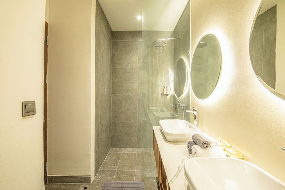 Enchanting 5BR Canggu Villa Moments to Sea