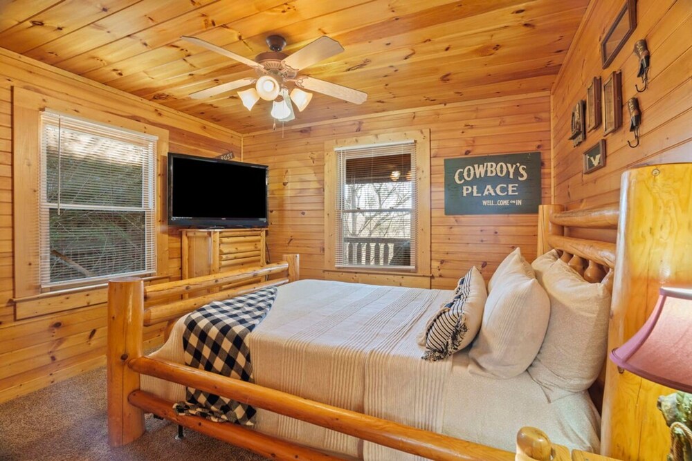 Stunning Mountain Cabin w Hot tub