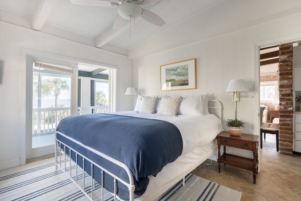 Sandpiper by Avantstay Gorgeous Beachside Home w Spacious Yard Chic Design
