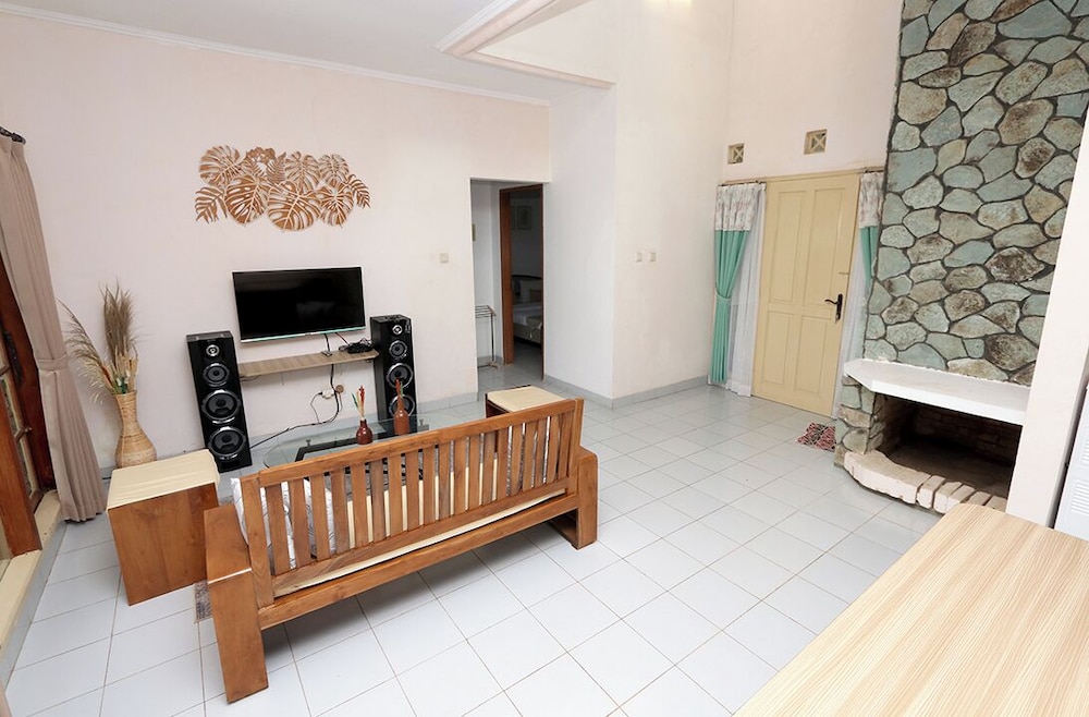 Villa ChavaMinerva Aries Ciater with Private Pool
