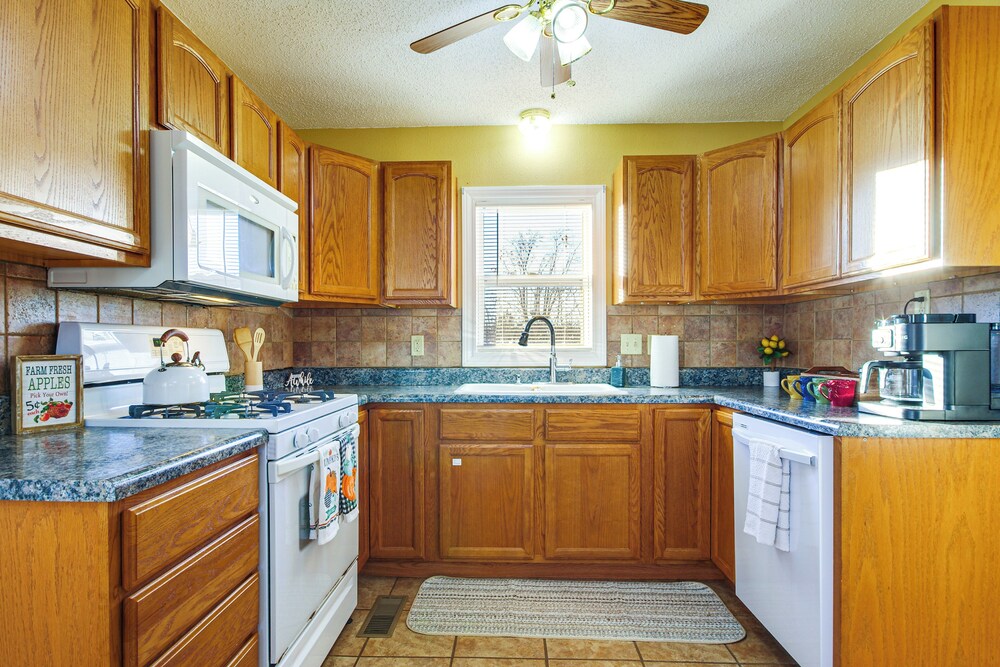 2 Mi to Stockton Lake: Family Home w/ Grill