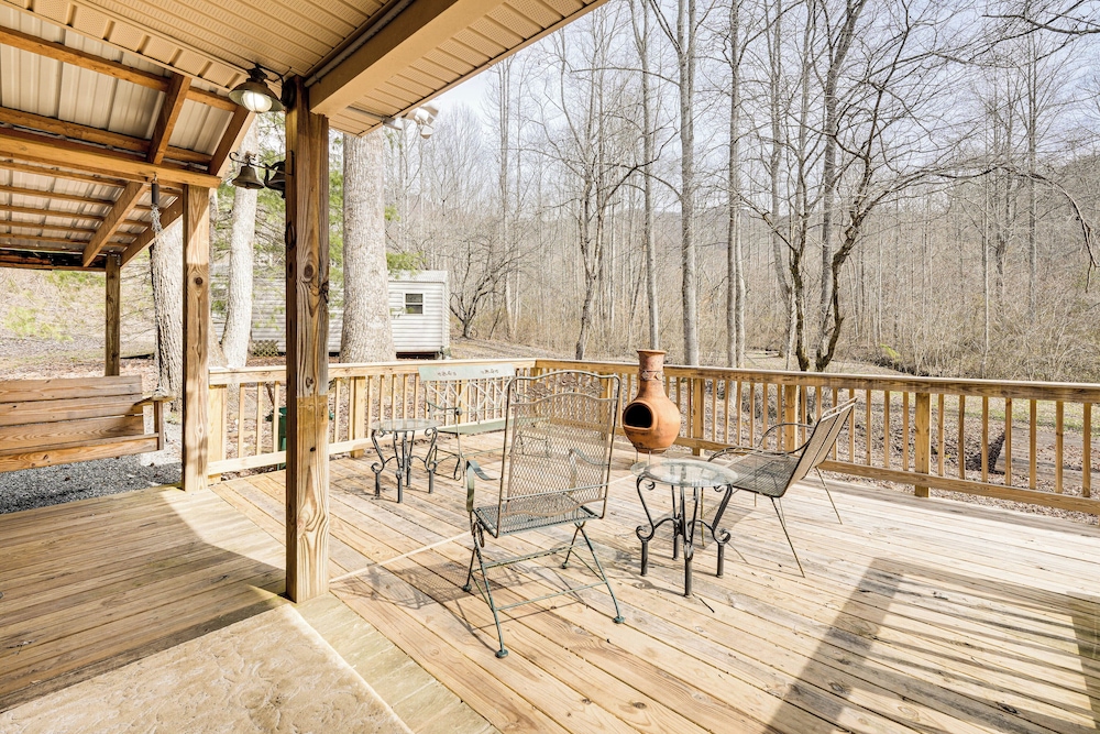 7 Mi to Lake Chatuge: Creekside Cabin w/ Decks!