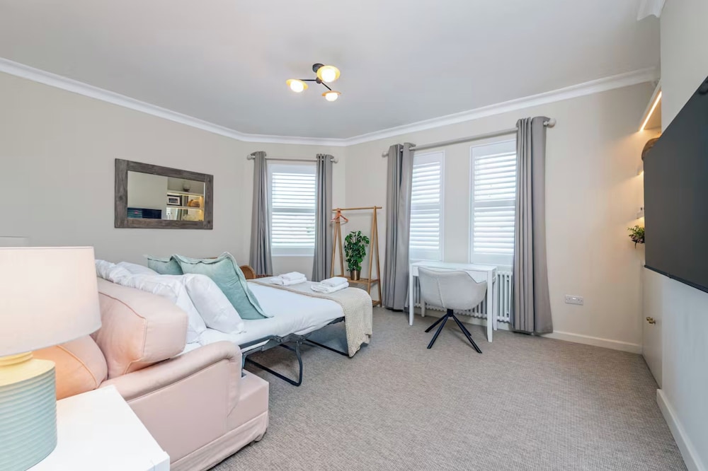 4 Guests - 20min to London - Free Parking - Petsok