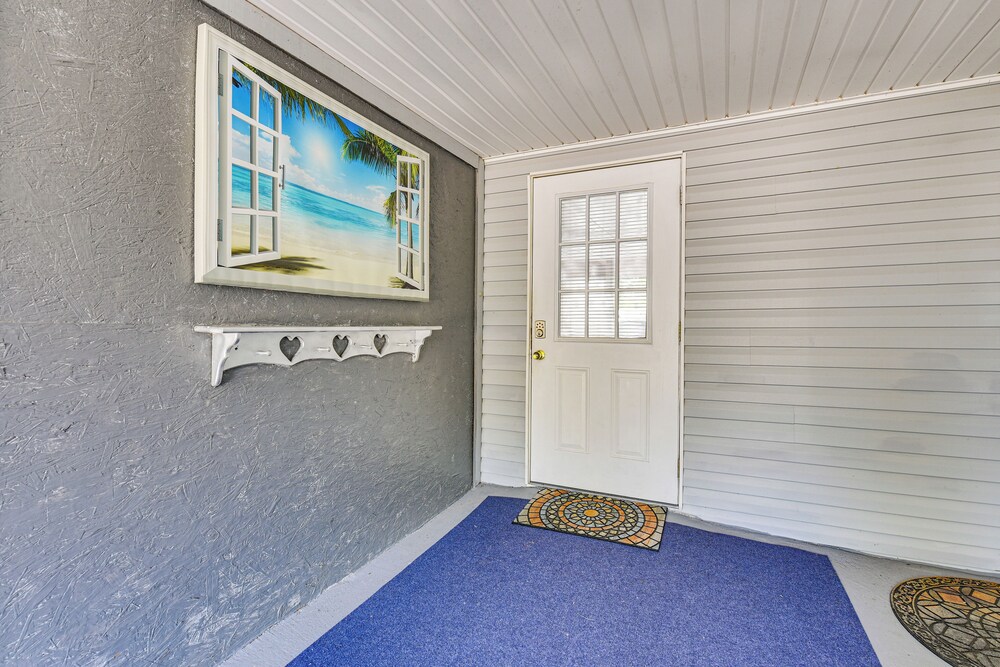 Fort Walton Beach Studio w/ Shared Pool & Patio!