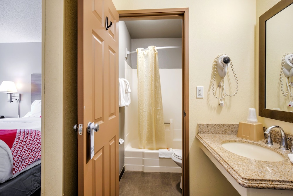 Castle Rock Vacations - OYO Hotel Castle Rock CO Downtown - Property Image 12