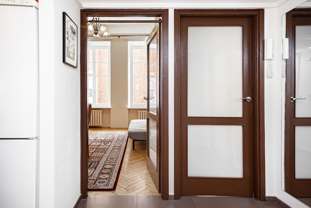 Apartment Swietojanska Warsaw by Renters view 4