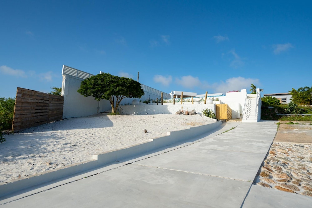 Beachfront Villa w Pool Sleeps 16 Dining Tub