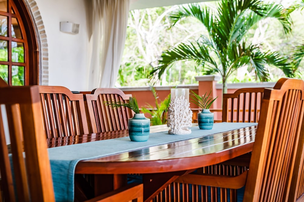 Luxury Beachfront 5 Bedroom Villa on Famous Beach