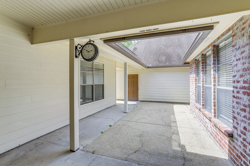 Easy Access to I-10: Family Home in Prairieville!