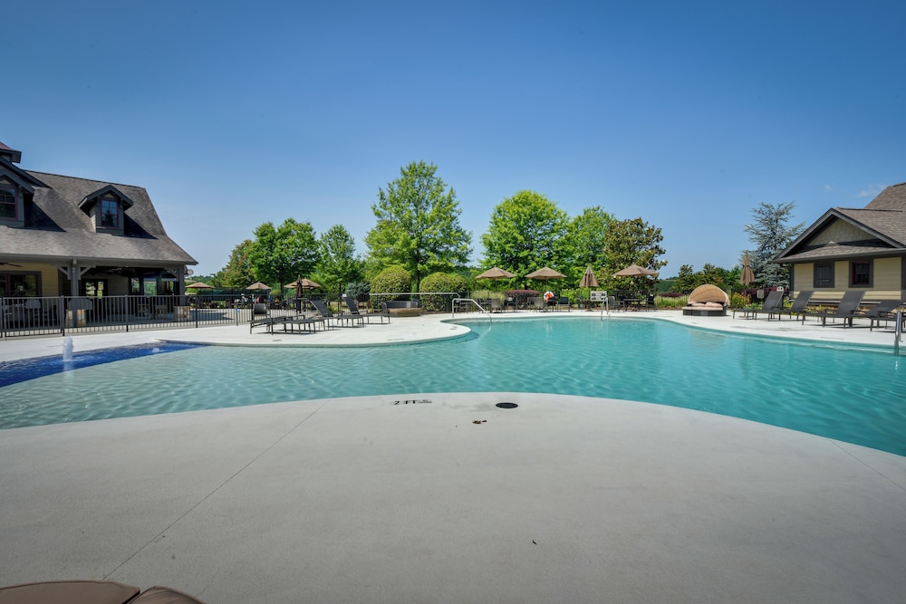 Community Perks: Mountain-view Condo in Toccoa!