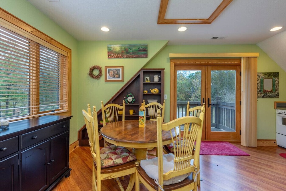 Luxe Riverfront Escape Mtn Views Pickleball Ct