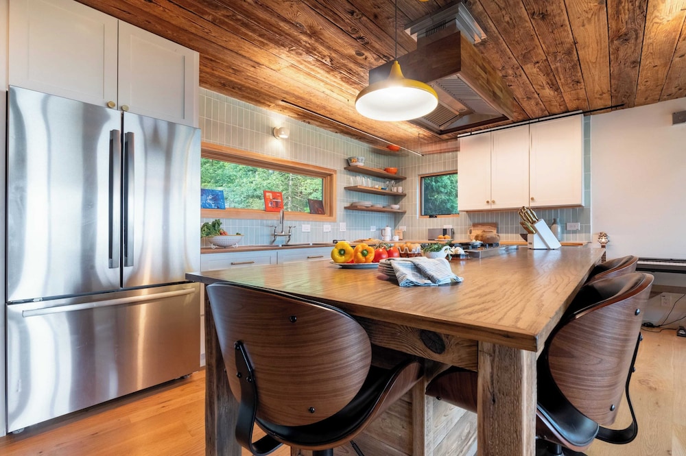 Modern Catskills Escape w/ Open Living, Steam Shower, Fireplace & Hot Tub w/ Mountain Views, Minutes From Woodstock & Trails Suncliff Vista