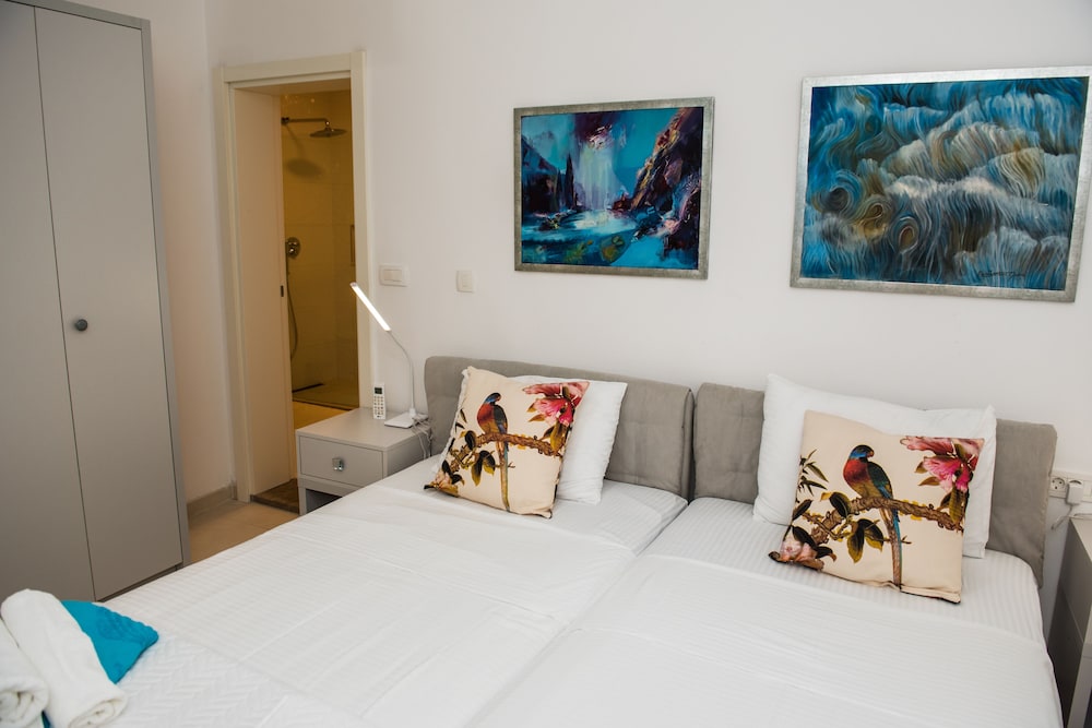 3 Bedroom 3 Bathroom Pool ,ivy House Montenegro view 2