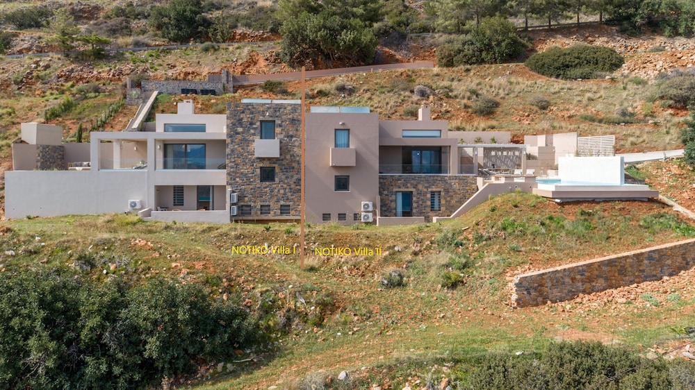 Notiko villas