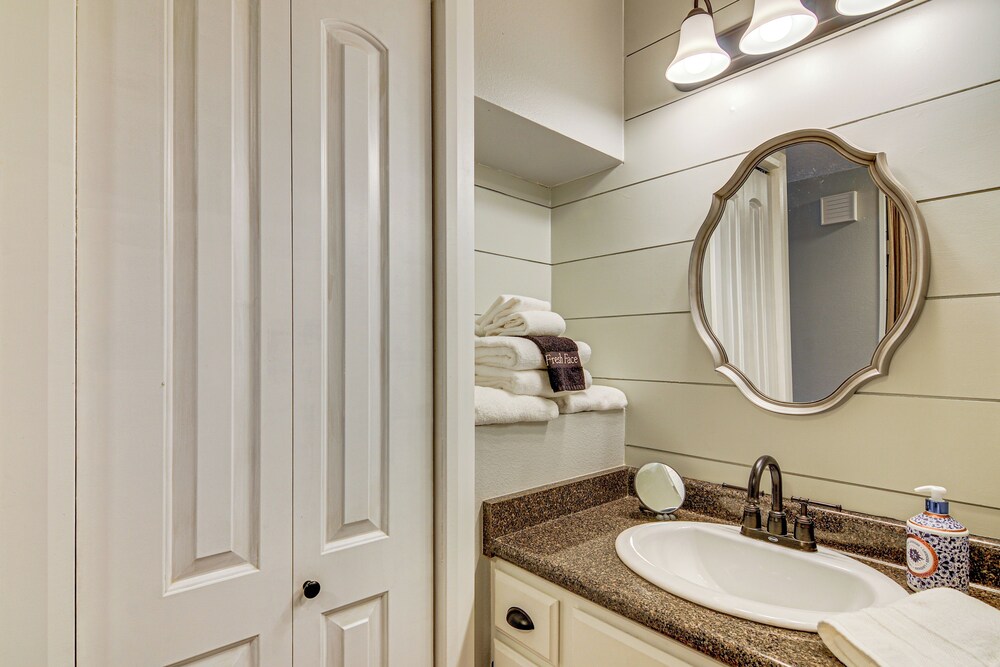 Romantic Ski Haven w/ Balcony: Brian Head Studio