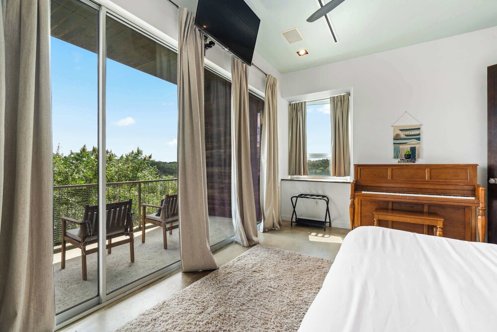 Luxury 4BR Hilltop Retreat Hot Tub & Scenic Views