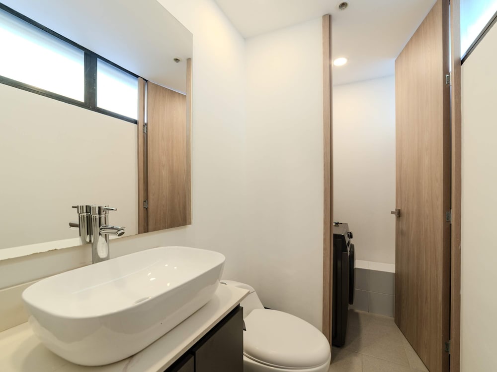 W Contemporary Loft w AC in Trendy Laureles