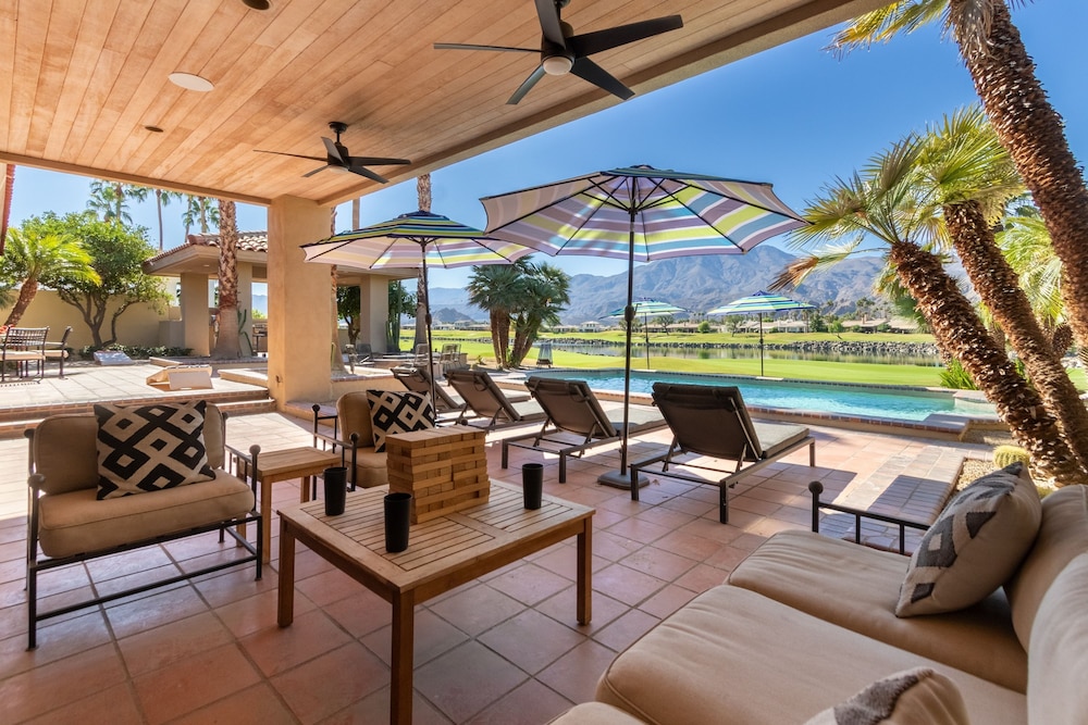 Moonshine by Avantstay Modern Stylish Estate w Bar Fire Pit Hot Tub 5 bd