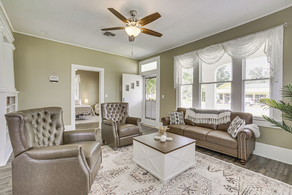 Walk to Restaurants & Shops: Dtwn Franklin Retreat