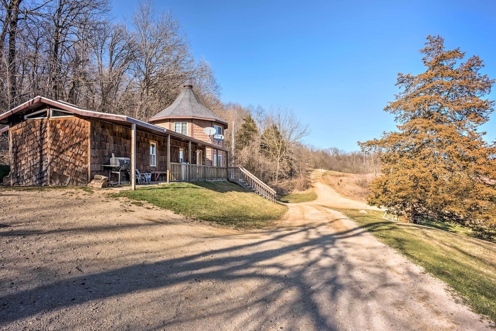 Rustic Iowa Cabin: 10 Mi to Maquoketa Caves