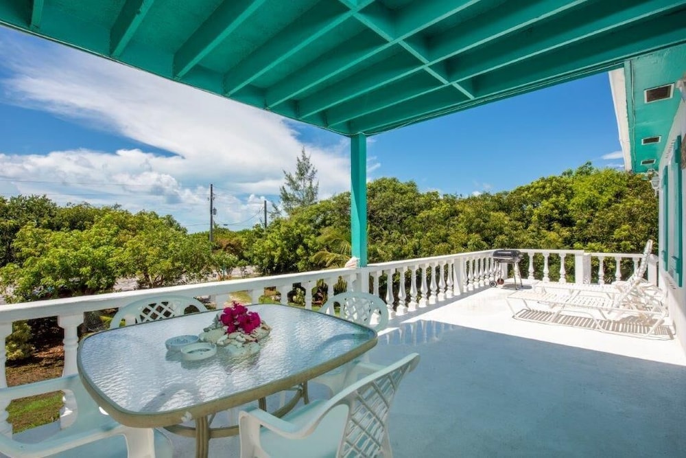 Oceanfront Oasis: Elegant Estate With Spectacular Views
