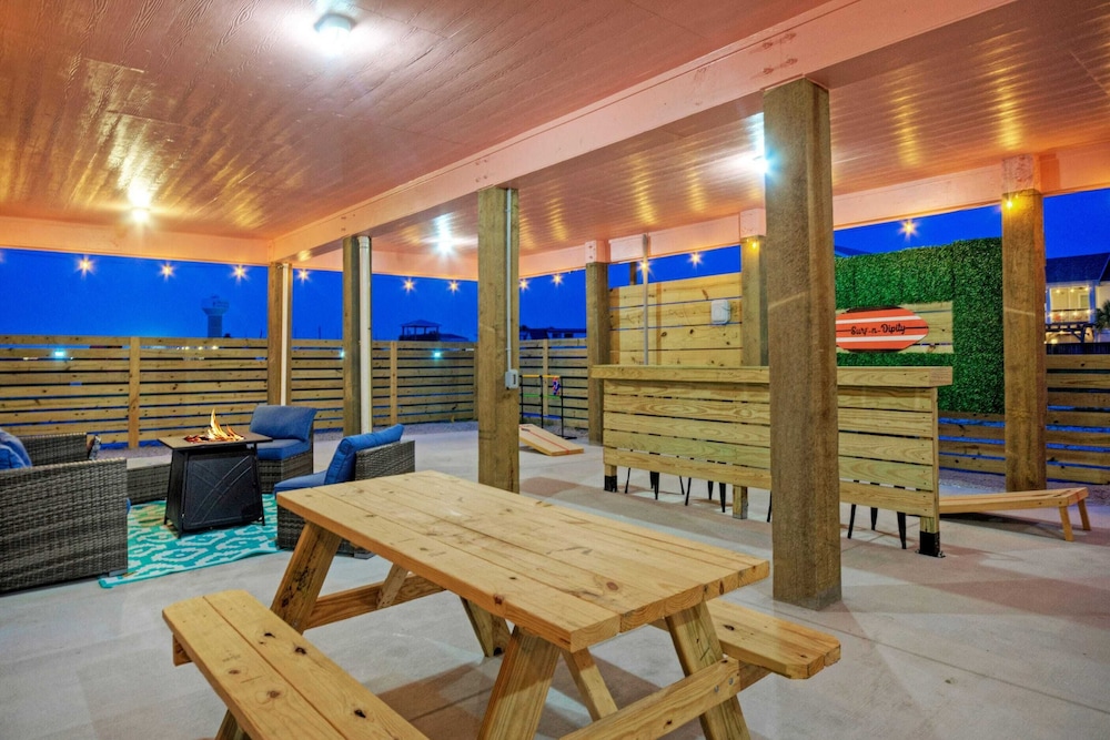 Sleeps 21, 2 Homes Private Pool, Patio Lounge w/ Fire Pit, Bar, TV, & Games