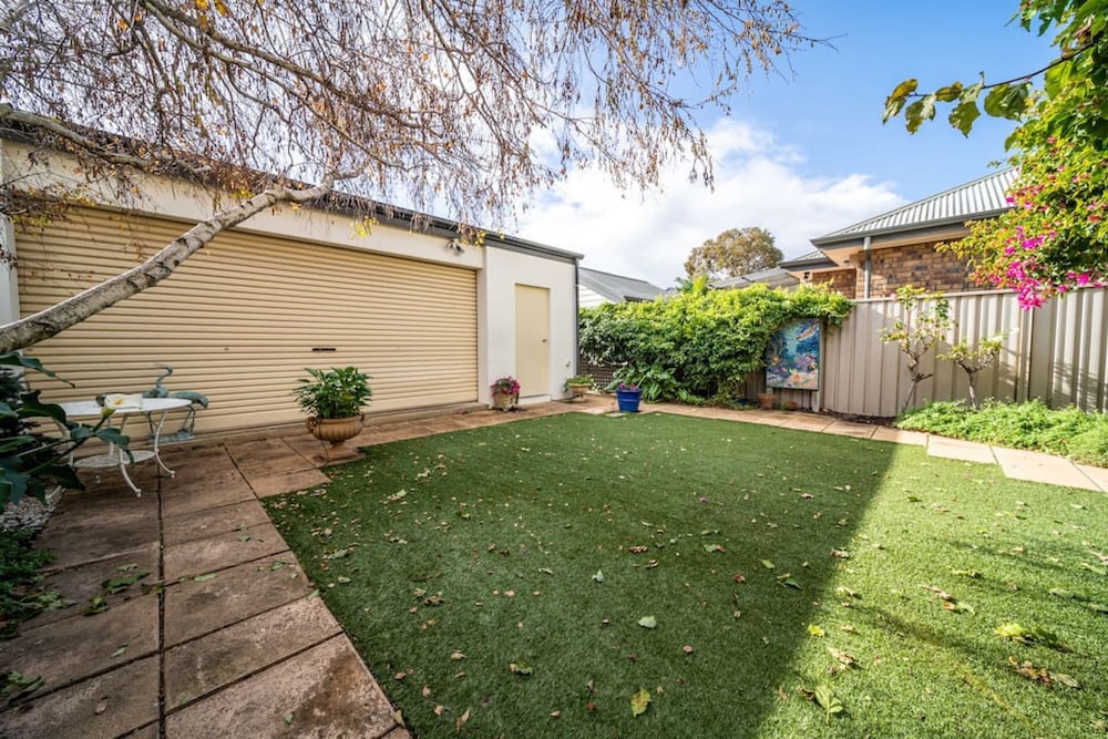 Glenelg Beach Stylish 2 Story Townhouse Sea View