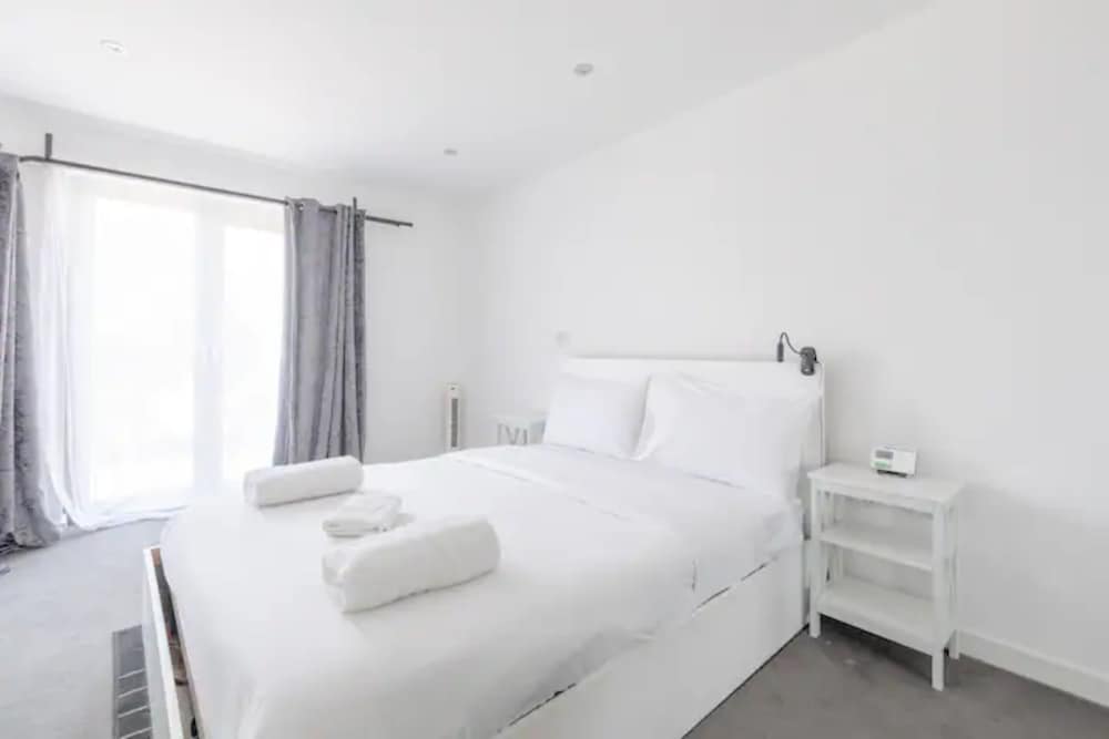 Vibrant 1BD Flat w/ Private Balcony, Camberwell!