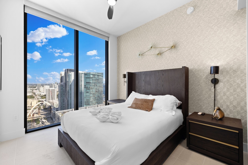 Lux Studio W City Views and Pool