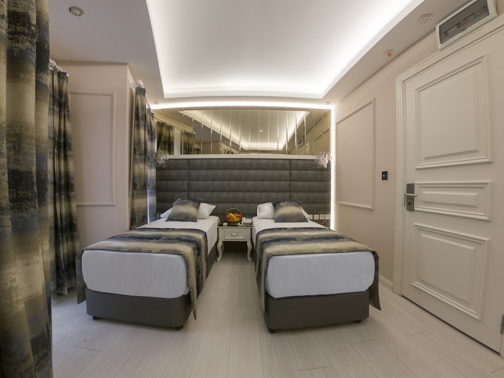 Crowned Otel - Image 17