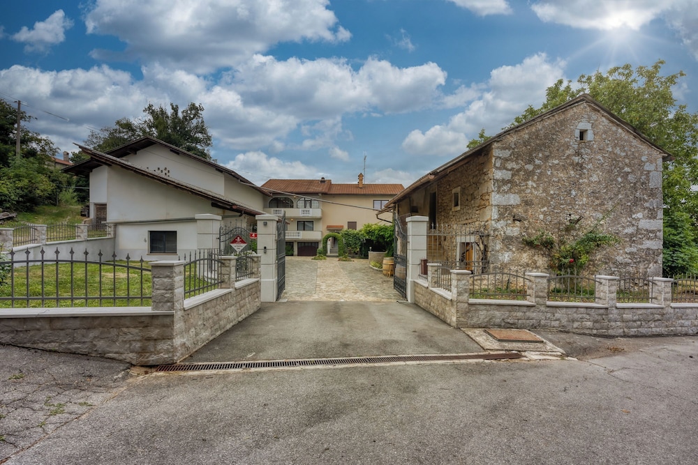 Cesar\'s Karst Apartments