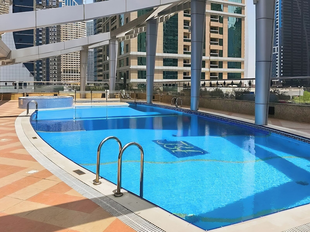 1BR by the Lake Near DMCC Metro Station
