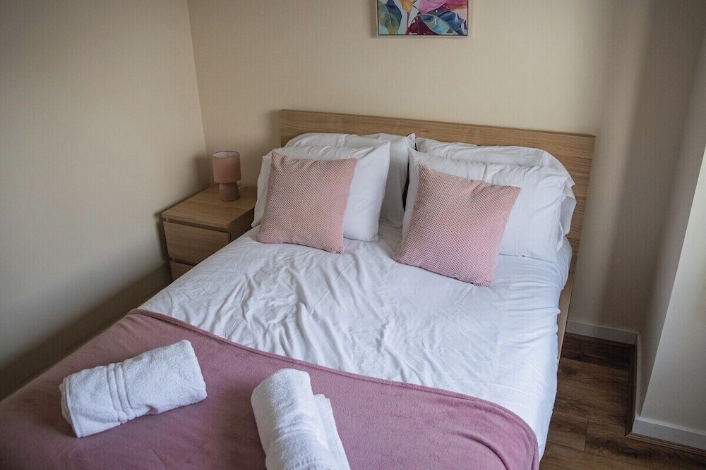 Bright 4-bed Swansea Getaway With Parking