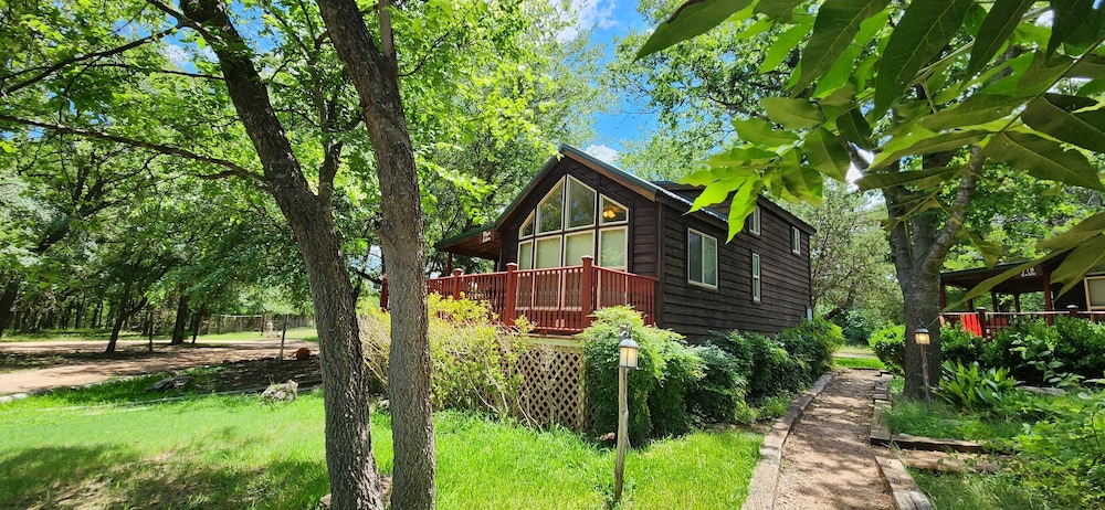 Mendelbaum Winery Guest Cabins
