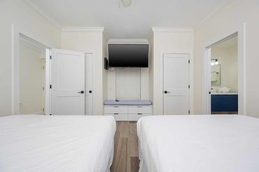 Phoenix East 2 2144 2 Bedroom Condo