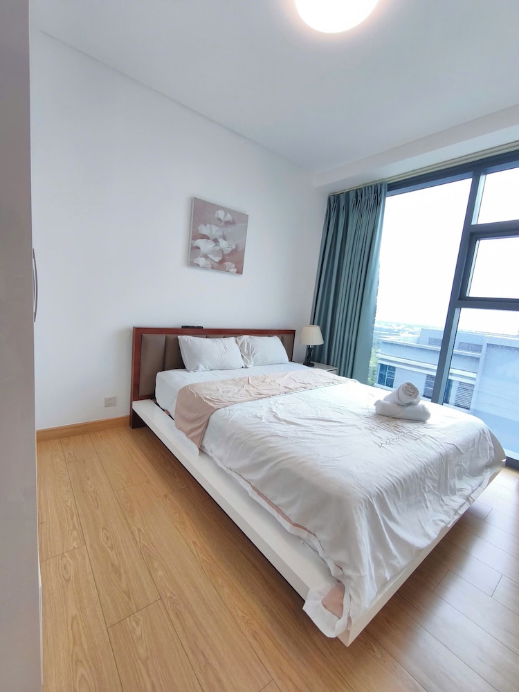 Skyway White & Silver Riverside Resident - Binh Thanh, HCM