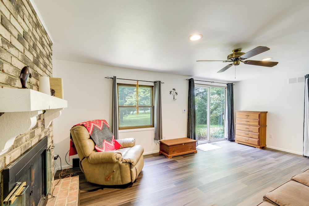 1 Mi to Freer Field: Ashland Home w/ Yard!