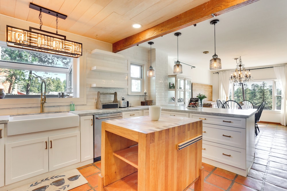 Vintage Farmhouse w/ Hot Tub in Larkspur