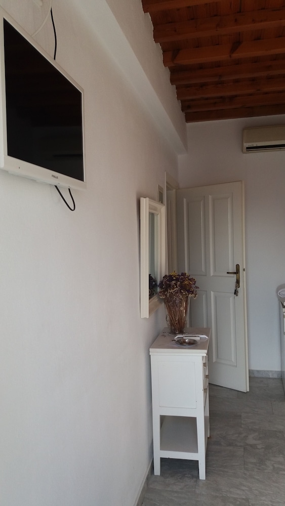 Manos Rooms