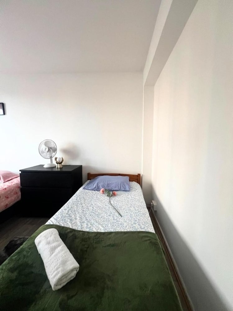 London Luxe Apartment - Spacious & Stylish