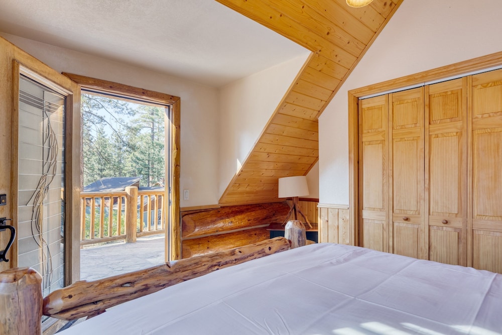 Forest Road by Avantstay Group Cabin w Hot Tub Minutes to the Lake