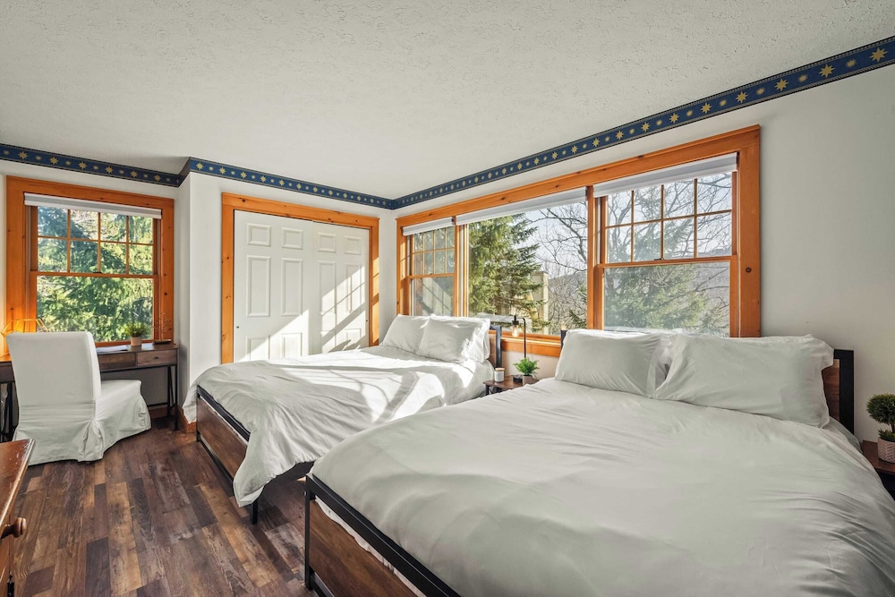 Mountain Escape With Game Room, Balcony & Stunning Views in the Poconos Christina