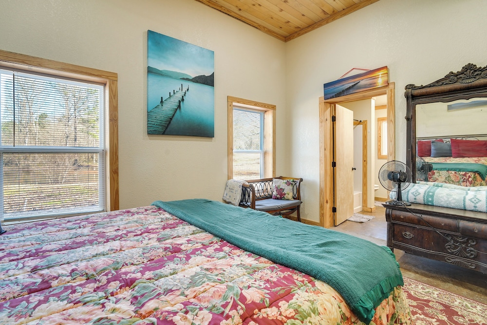 Boat Launch On-site: Lakefront Toledo Bend Getaway