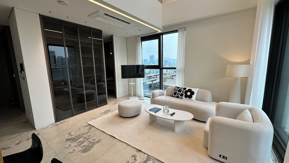 Caelum Black Gangnam Luxury Apt