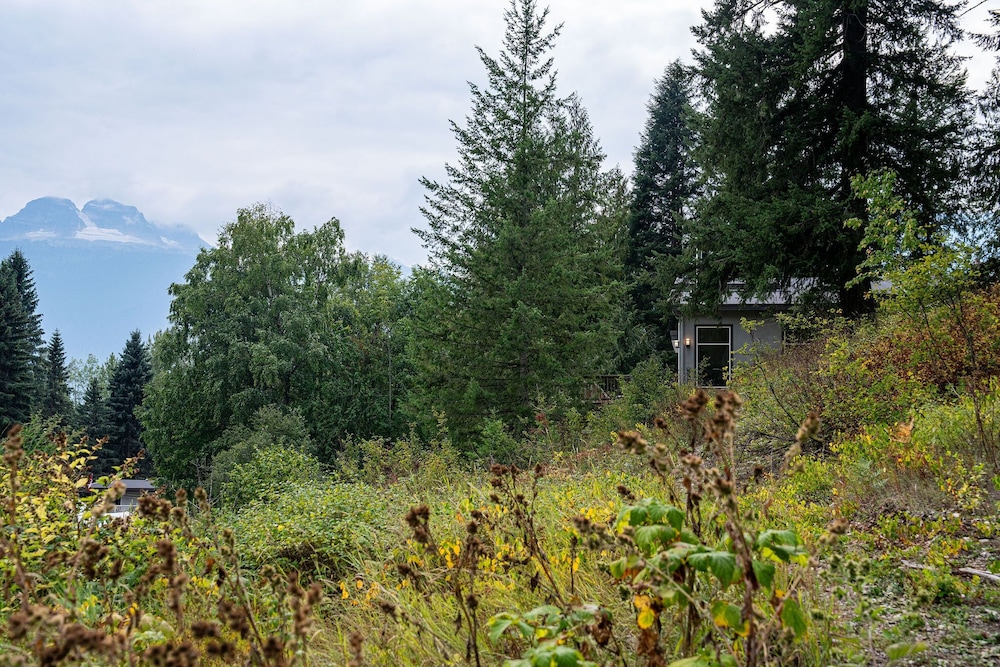 Revelstoke Lakehouse by Revelstoke Vacations