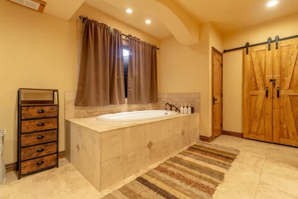 14 Guests 5BR 2BA Game room and Living